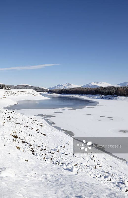 冬季苏格兰高地的斯佩恩湖岸边结冰图片素材