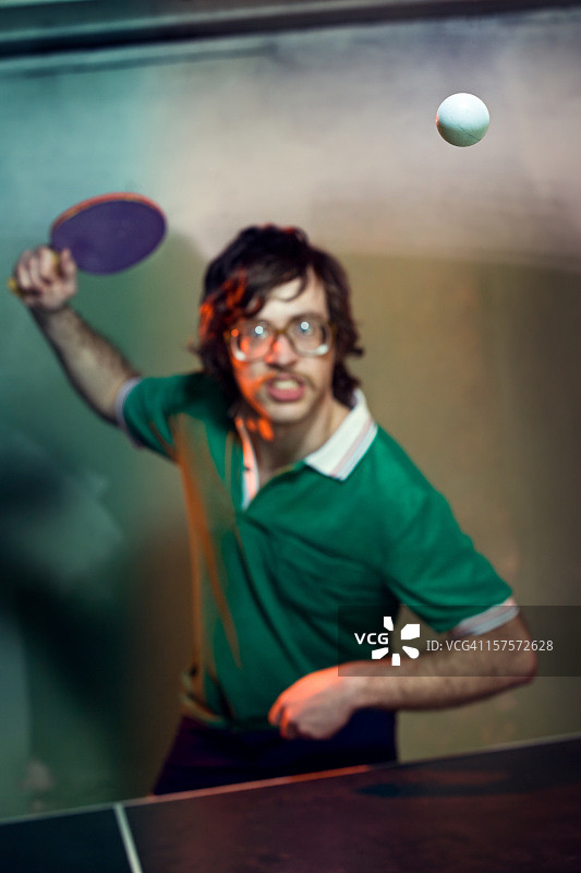 复古小胡子乒乓球运动员图片素材