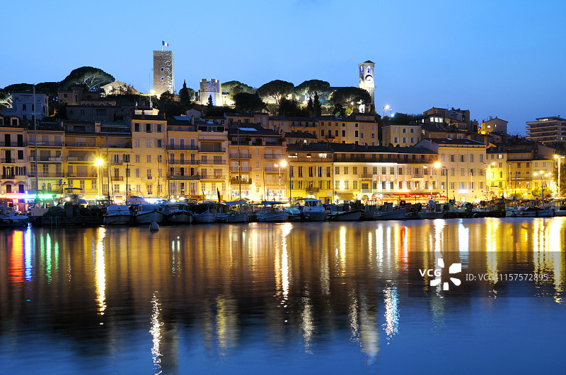 夜晚灯火辉煌的戛纳图片素材