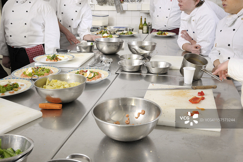 厨师准备海鲜沙拉图片素材