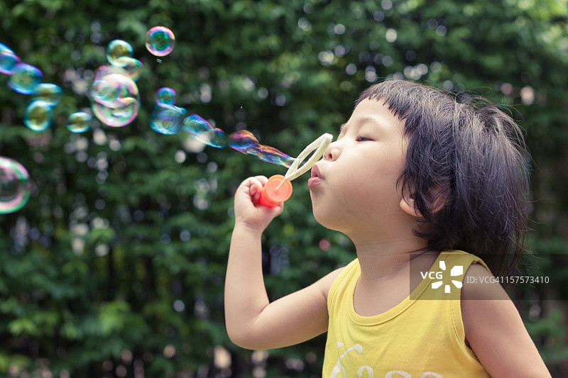 吹泡泡的乐趣图片素材