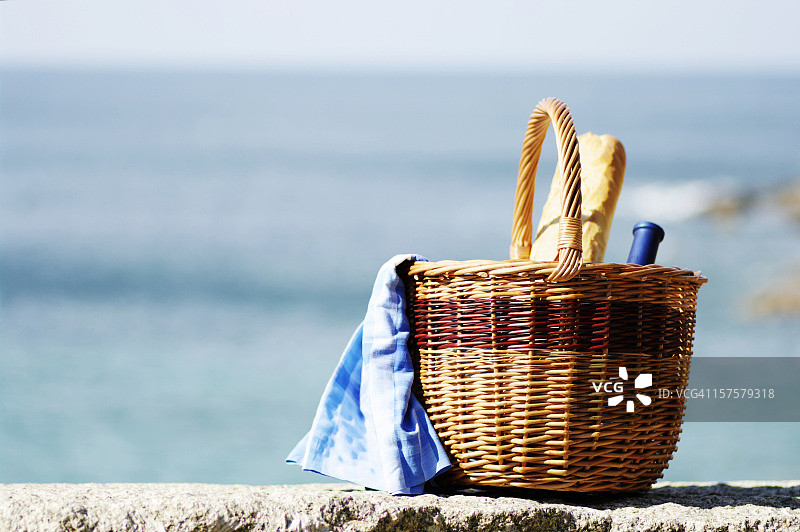石板上的葡萄酒面包篮子图片素材