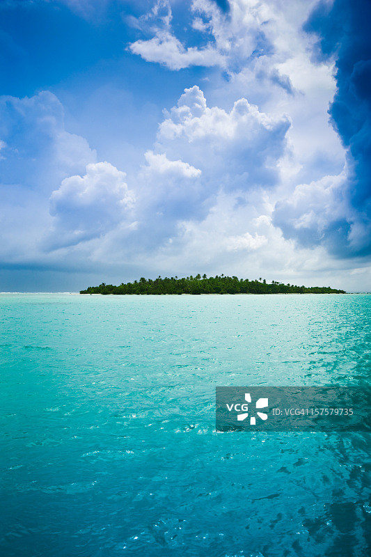 热带风暴下的异域岛屿图片素材