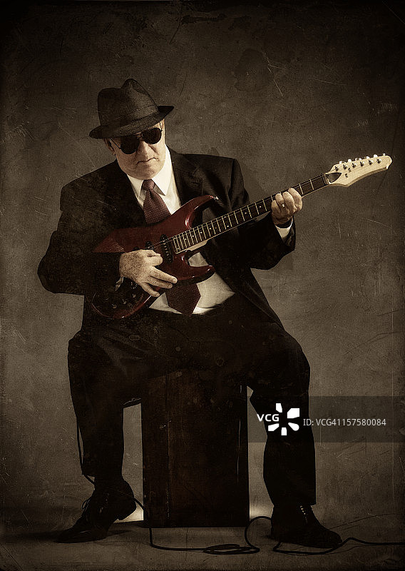优雅老年人弹奏电吉他图片素材