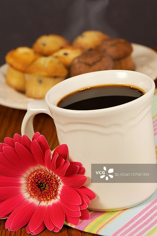 黑咖啡和松饼图片素材