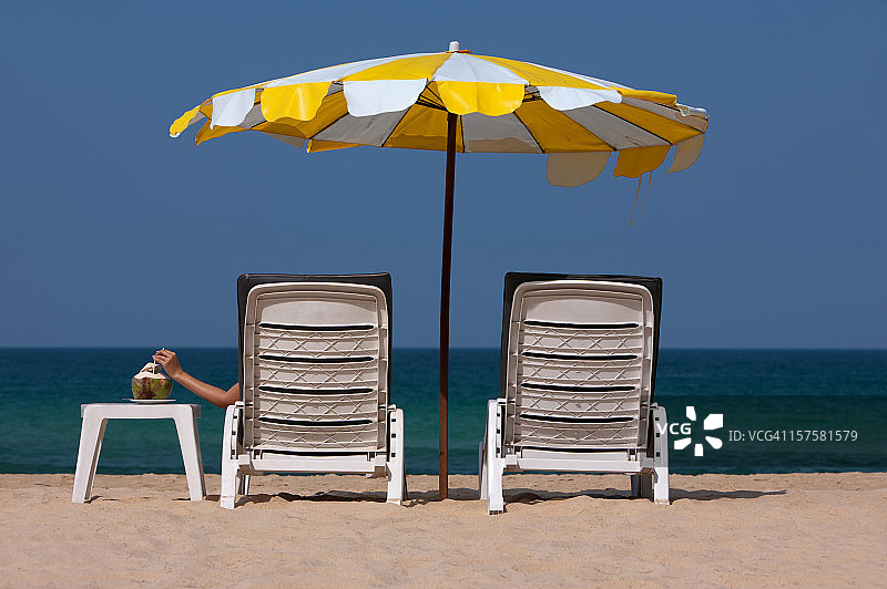 在热带海滩上放松图片素材