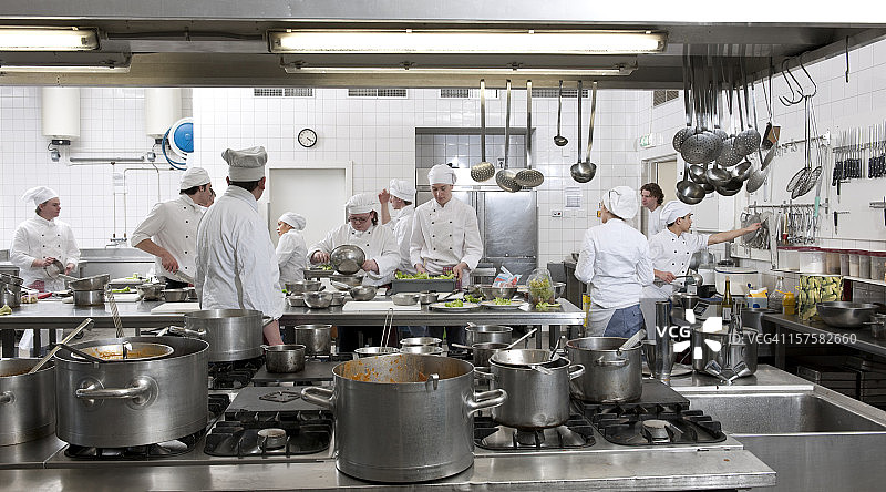 厨师学员准备晚餐图片素材