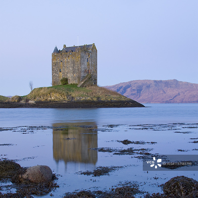 苏格兰高地林尼湖畔的斯托克城堡图片素材