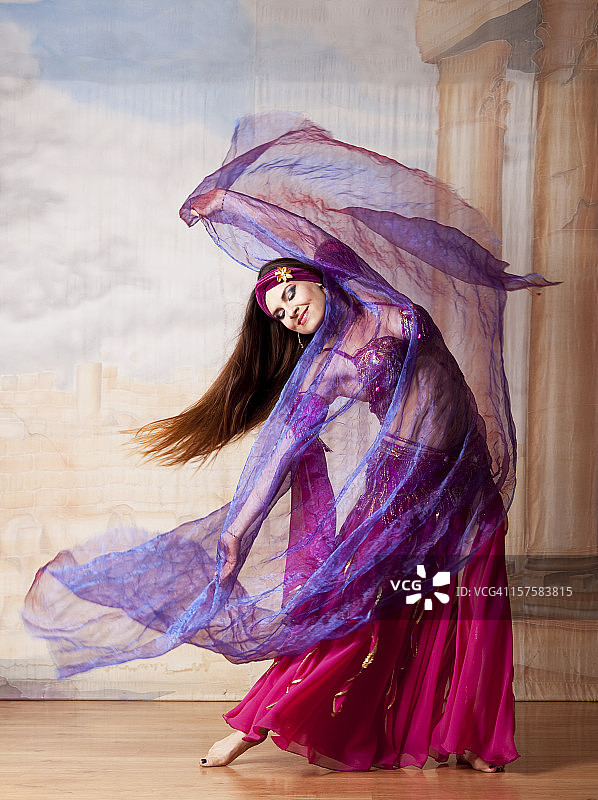 戴面纱的美丽舞者图片素材