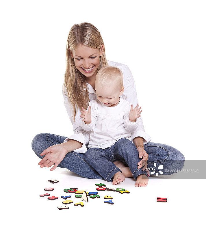 母子学习字母表图片素材