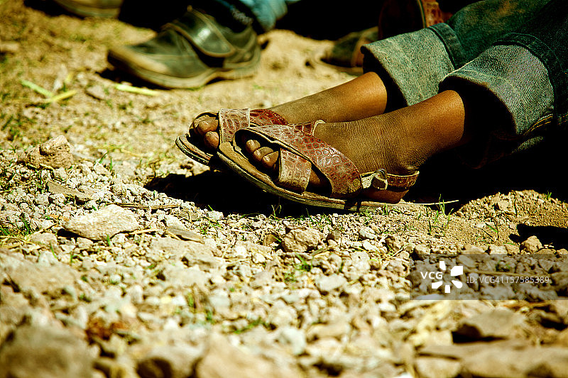 塔拉胡马拉印第安土著儿童的脚图片素材