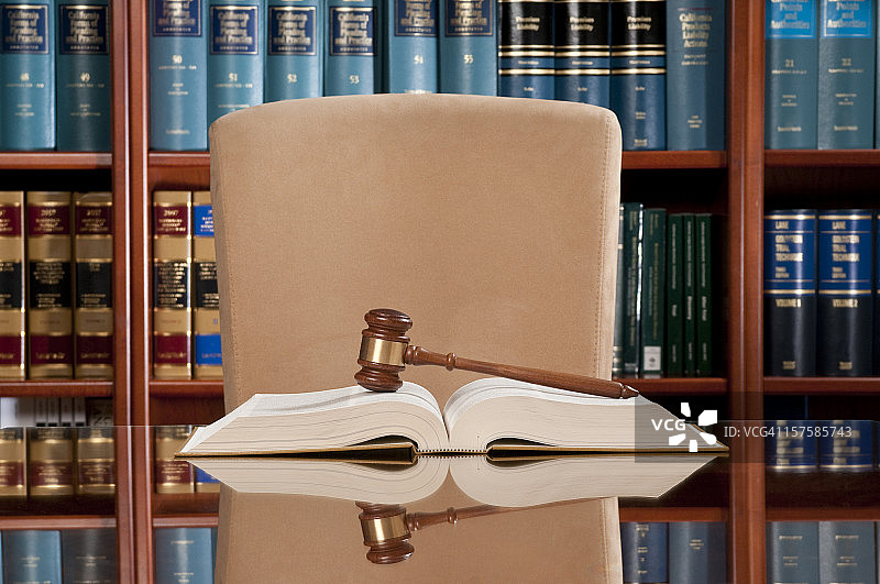 法律书籍与法槌图片素材