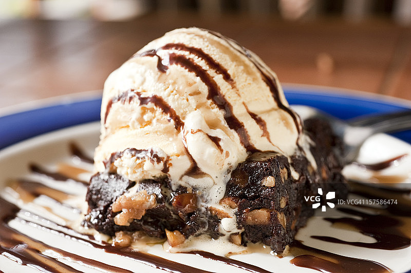 香草冰淇淋和核桃布朗尼图片素材