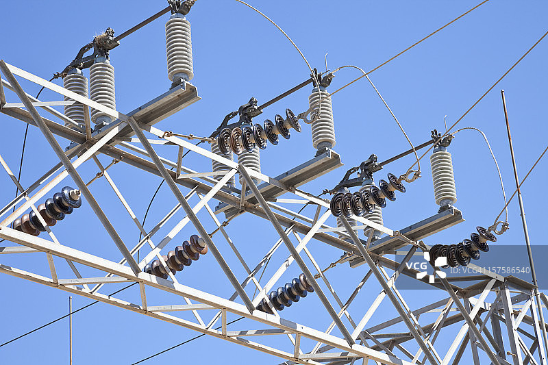 带有电力线和绝缘子的电力变电站图片素材