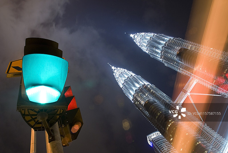 吉隆坡夜景与绿色灯光及双子塔图片素材