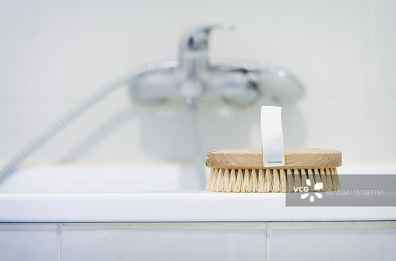 浴室里的沐浴刷图片素材