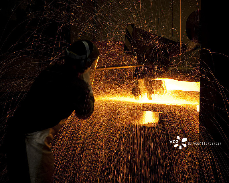 钢铁打磨工人图片素材