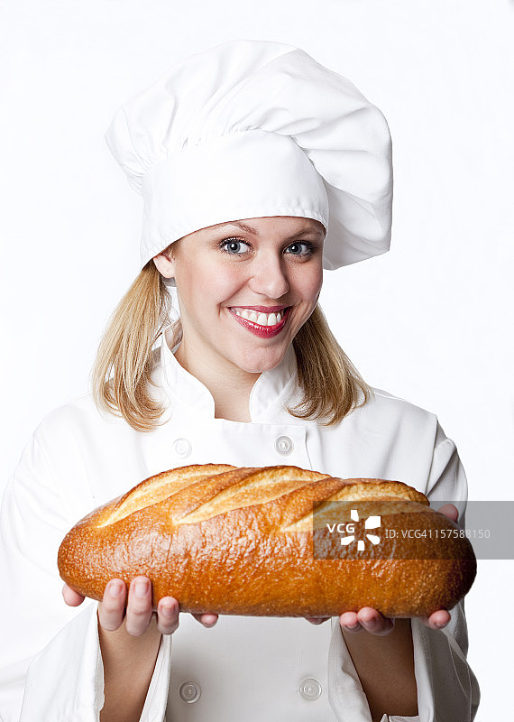 快乐的面包师展示她的面包图片素材