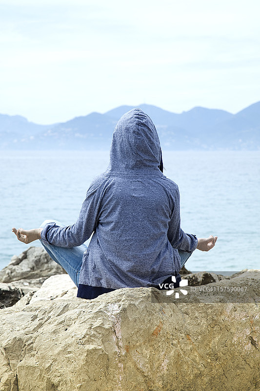 海岸线上的瑜伽图片素材