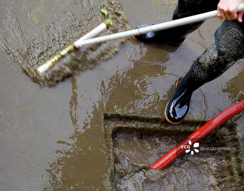 清理风暴造成的污水图片素材