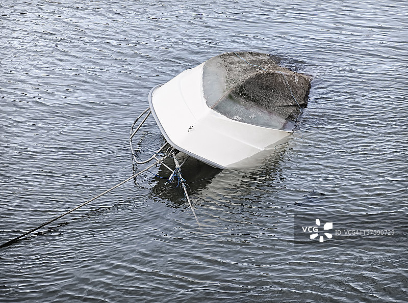 倾覆的船只下沉图片素材