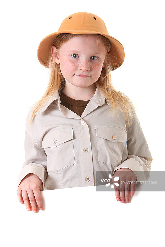 戴着遮阳帽和标牌的女孩图片素材