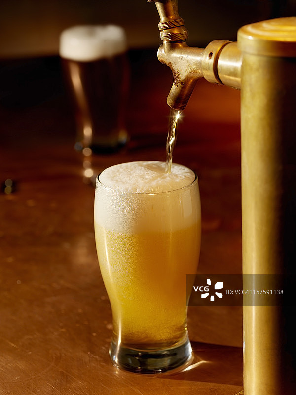 倾倒一杯啤酒图片素材