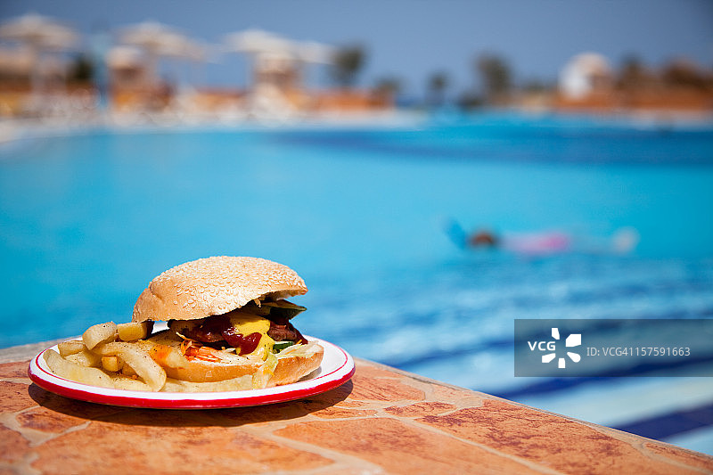 游泳池旁的三明治图片素材
