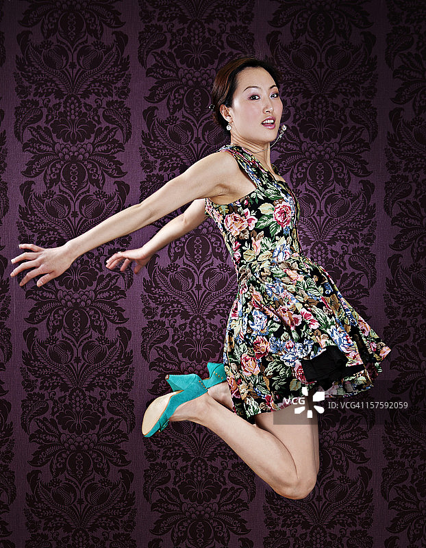 跳跃的中国女人图片素材