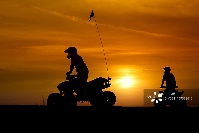 日落下的四轮摩托车图片素材