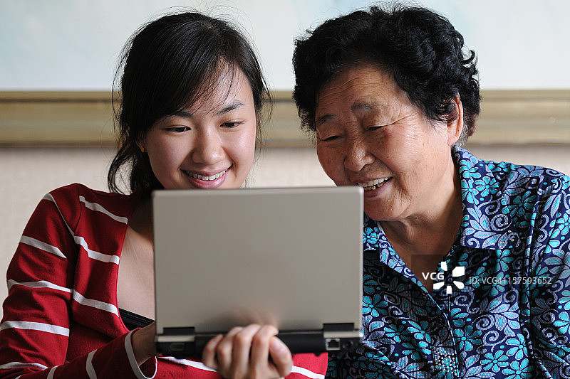 观看笔记本电脑图片素材