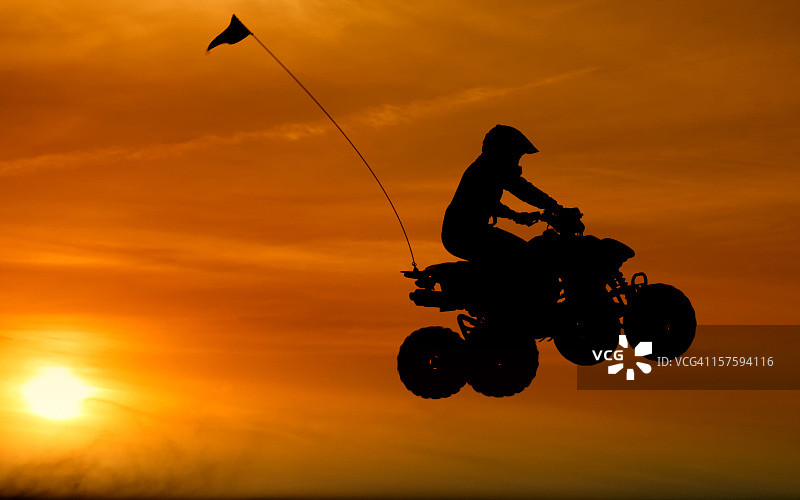 四轮摩托车日落跳跃图片素材