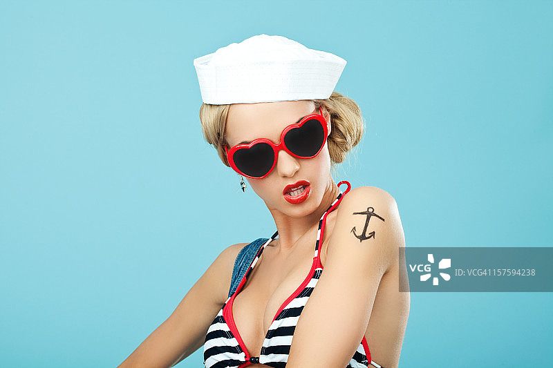 戴墨镜的复古水手女人图片素材