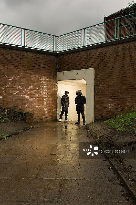 地下通道的年轻人图片素材