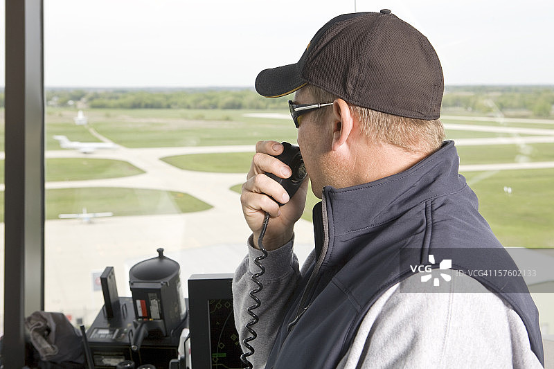 空中交通管制员从控制塔引导着陆飞机图片素材