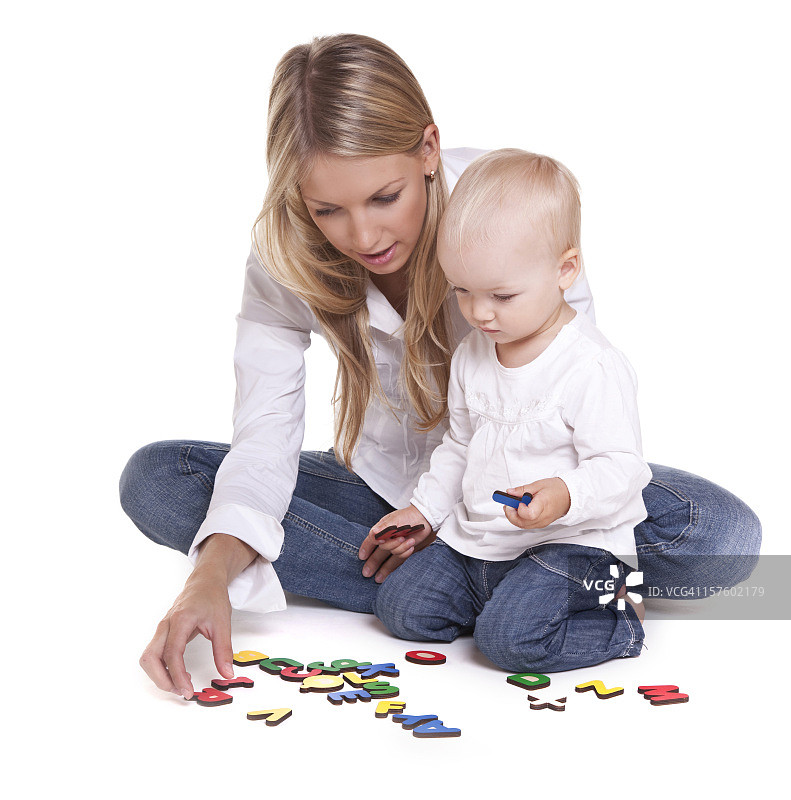 母亲教孩子学习字母图片素材