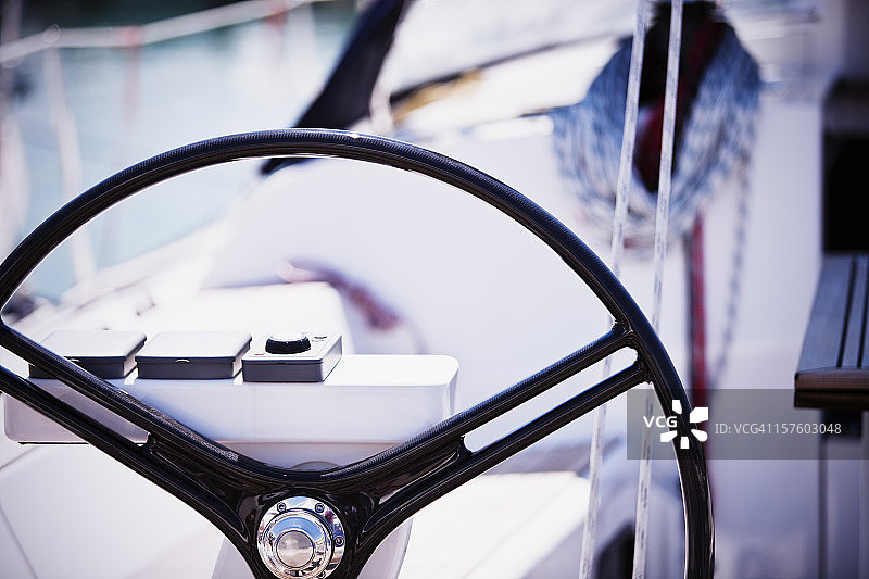 带方向盘的帆船驾驶舱图片素材