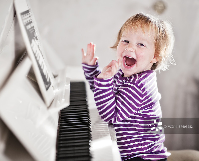 钢琴女孩图片素材