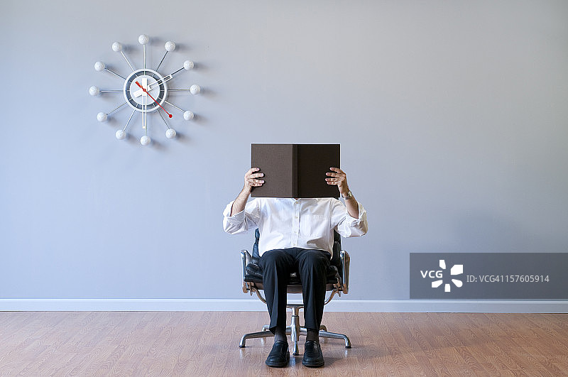 男人在空房间里看书图片素材