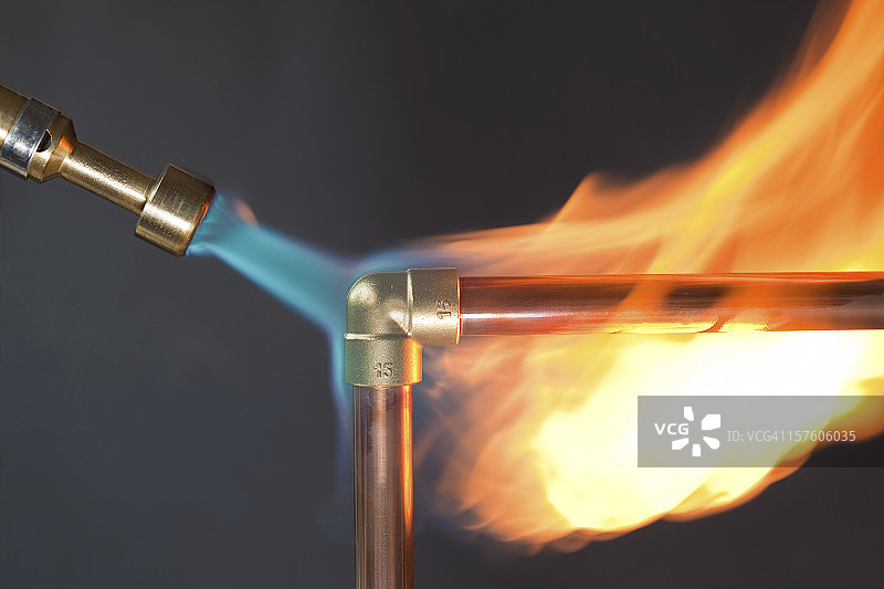用火焰加热铜管准备焊接图片素材
