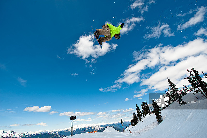 滑雪板跳跃图片素材