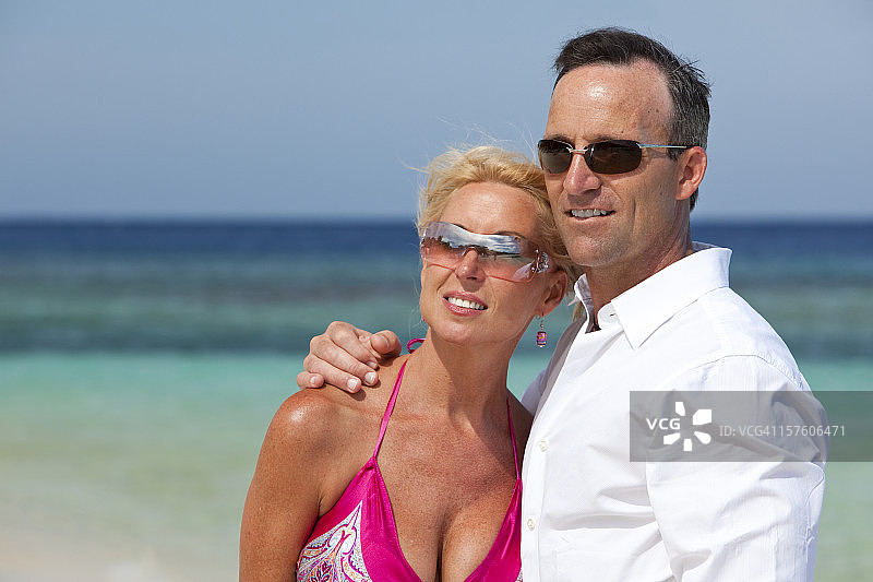 海滩上的成年夫妇图片素材