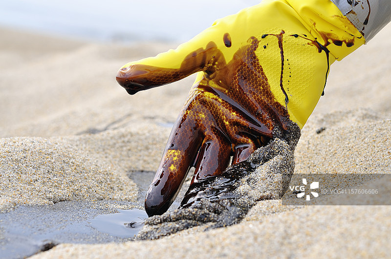 石油泄漏：海滩清理图片素材