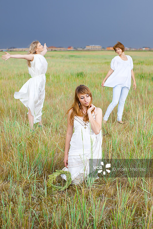 乌云密布，等待下雨图片素材