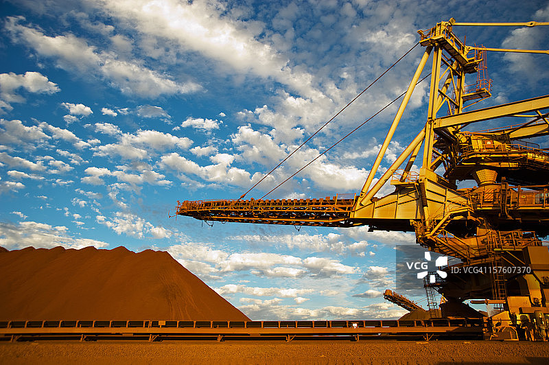 铁矿采矿现场的堆料机和堆场图片素材