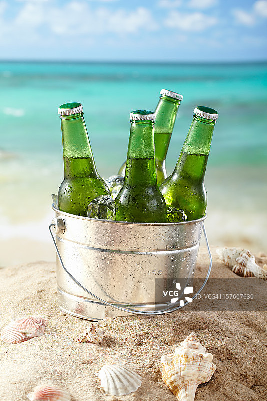 沙滩上的啤酒图片素材