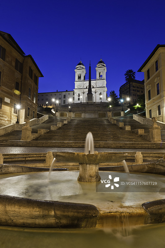 罗马西班牙广场、巴卡西亚喷泉与圣三山教堂图片素材