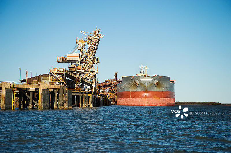 黑德兰港装货设施的货船图片素材
