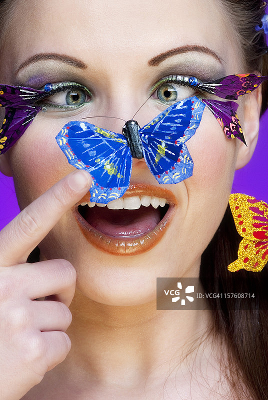 春日少女与鼻尖蝴蝶概念设计图片素材