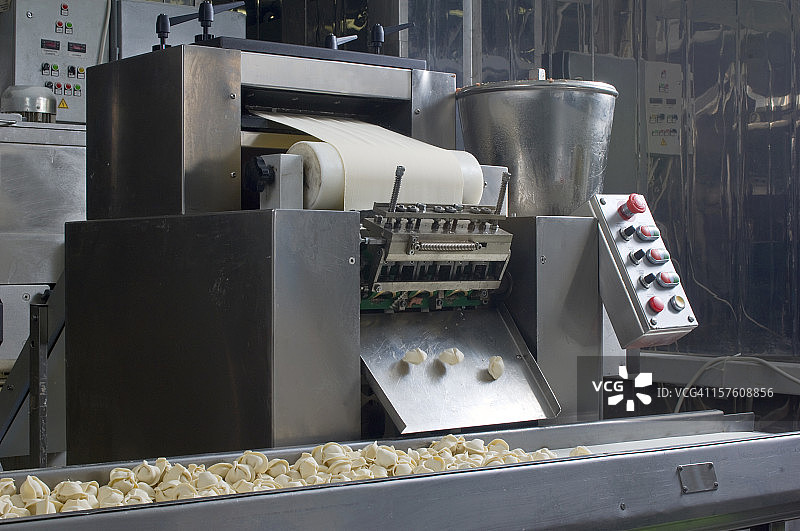 食品厂的生产线：意大利饺子的准备图片素材